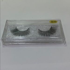 NEW! Mink Eyelashes In Glitter Case!